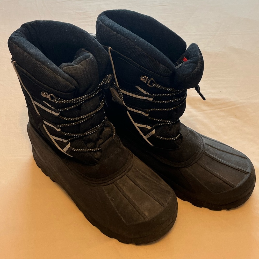 Boys winter boots, size 4 USA. Worn a couple times. Very comfortable!